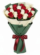 Букет Микс из красных и белых роз в Ревякино