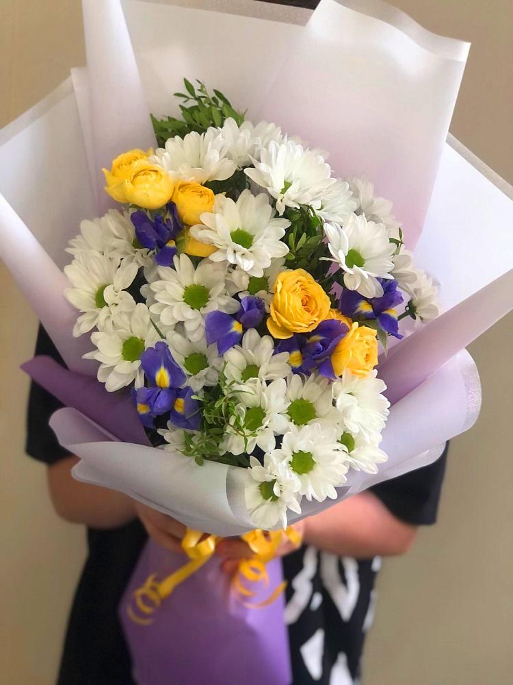 Букет цветов из: Ирисы, Хризантемы и Розы в Ревякино