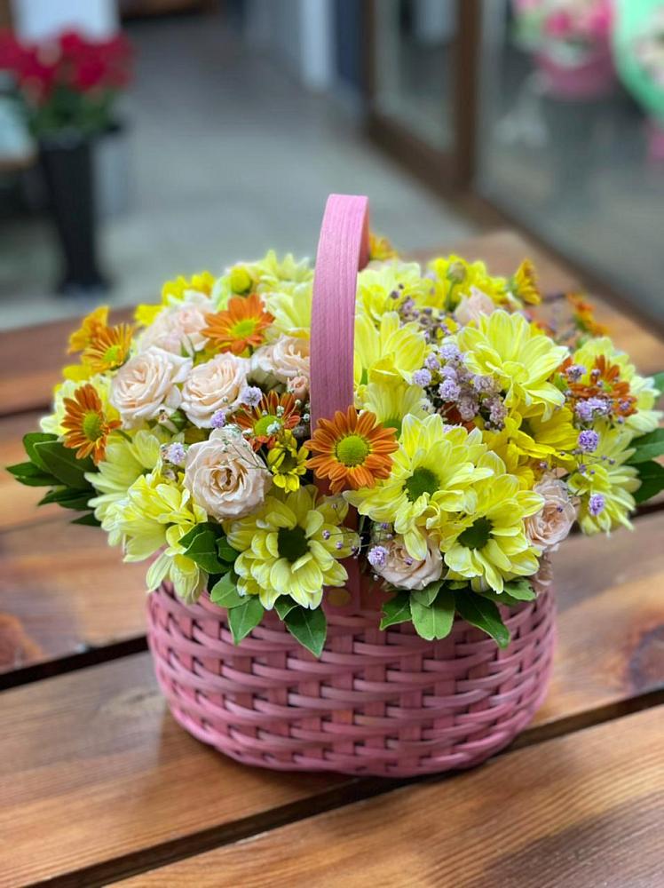 Цветочная композиция из Хризантемы и Розы в корзине в Ревякино