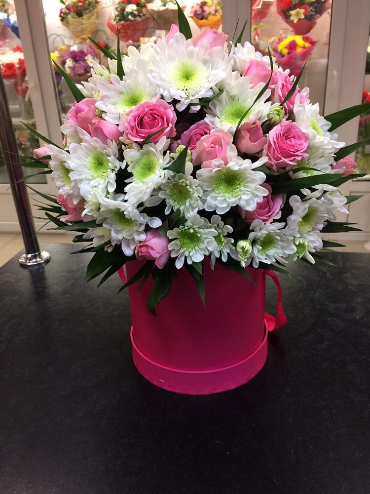 Цветочная композиция из Розы и Хризантемы в шляпной коробке в Ревякино