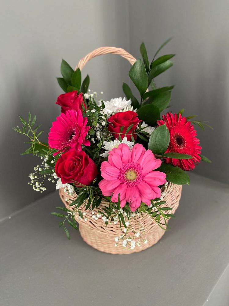 Цветочная композиция из Розы, Хризантемы и Герберы в корзине в Ревякино