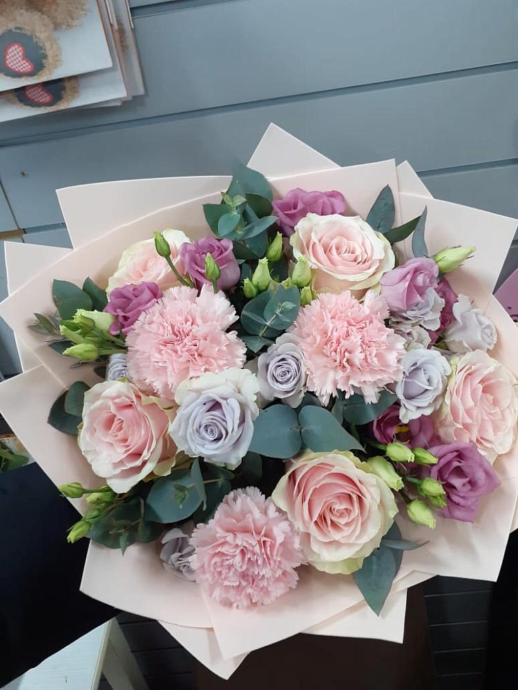 Букет цветов из: Розы, Гвоздики и Лизиантусы в Ревякино