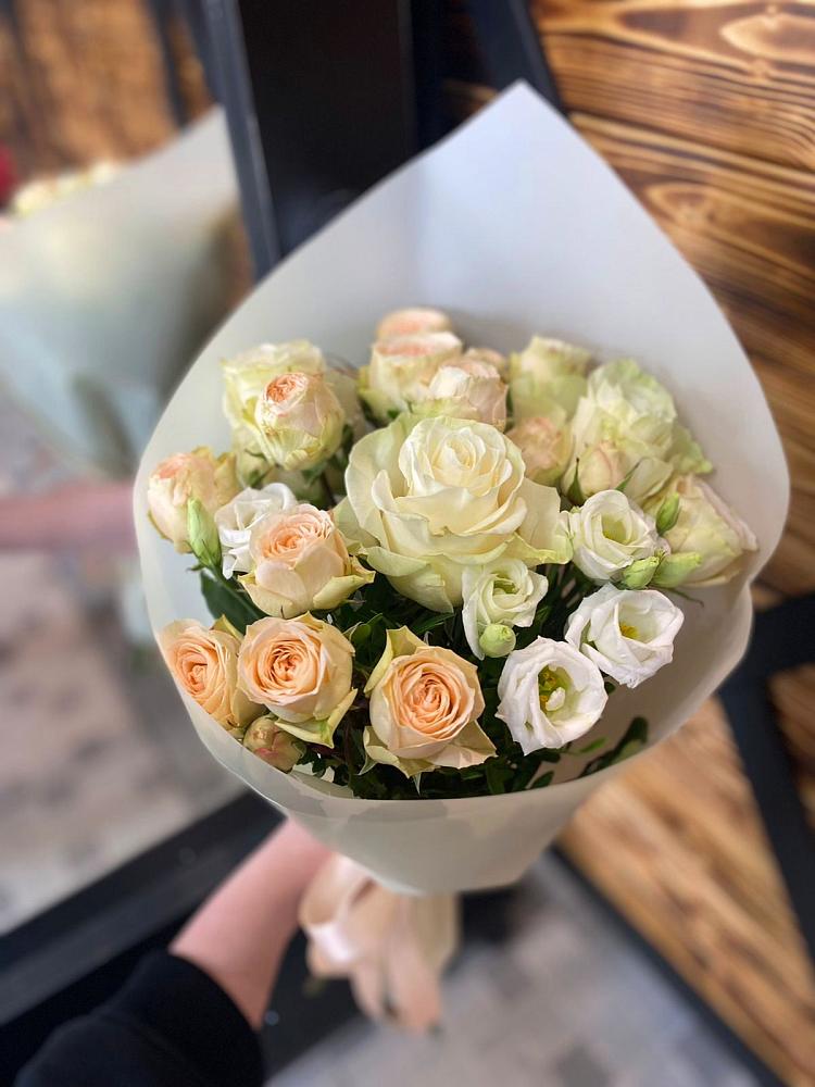 Букет цветов из: Розы и Лизиантусы в Ревякино